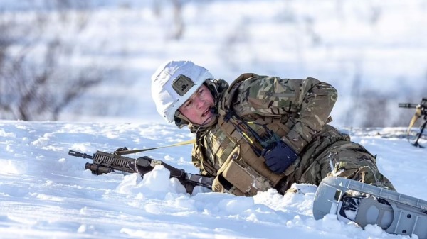 英國皇家海軍陸戰隊突擊隊在挪威北部的冰面上更新了生存、機動性和戰鬥技能。