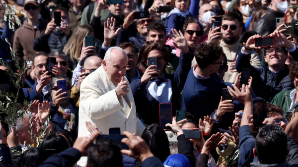 图为2022年4月10日，教皇方济各（Pope Francis）在梵蒂冈城圣彼得广场举行的棕榈弥撒期间向信徒挥手致意。（图片来源：Getty Images）