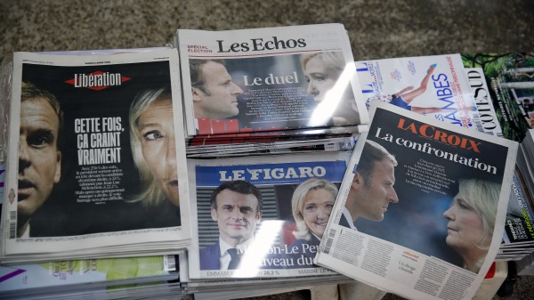 2022年4月11日，法國報紙Liberation、Les Echos、La Croix和Le Figaro的頭版都是馬克龍和勒龐照片。
