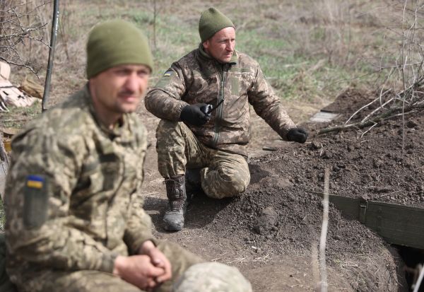 圖為2022年4月10日，一小隊烏克蘭砲兵在烏克蘭東部頓巴斯（Donbas）地區的靠近盧甘斯克（Lugansk）的前線上。（圖片來源：ANATOLII STEPANOV/AFP via Getty Images）