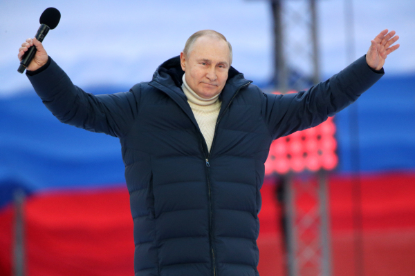 圖為2022 年 3 月 18，俄羅斯總統普京在莫斯科的一個大型體育場裡舉行的紀念吞併克里米亞週年音樂會上，向數千人名支持者發表講話。（圖片來源：Getty Images）