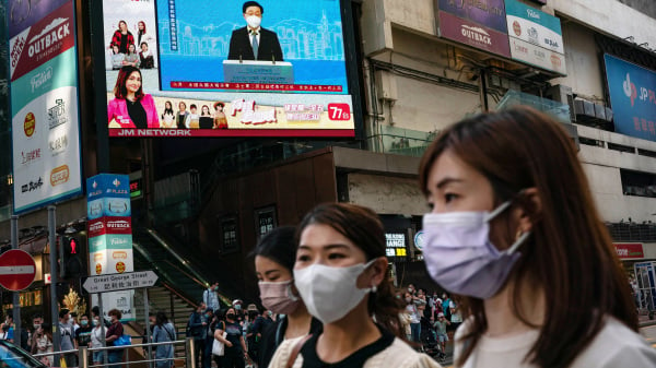 香港铜锣湾商场大屏幕播放李家超宣布参选特首的新闻。（图片来源：Anthony Kwan/Getty Images）