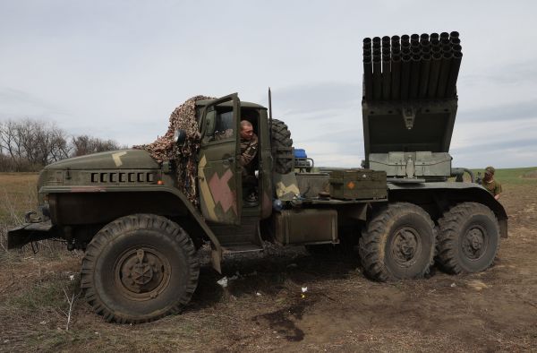 圖為2022年4月10日，烏克蘭砲兵在烏克蘭東部頓巴斯（Donbas）地區的盧甘斯克（Lugansk）附近的前線上部署多管火箭發射器 BM-21“Grad”，以應對俄羅斯軍隊及其支持的烏東分裂勢力的襲擊。（圖片來源：ANATOLII STEPANOV/AFP via Getty Images）