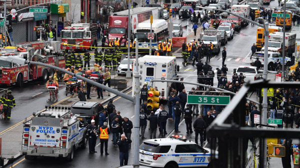 在美國紐約市布魯克林區的一個地鐵站高峰時段發生槍擊事件，造成幾十人受傷，紐約警察局警察、警車和消防車、救護車等緊急車輛擠滿了現場街道。