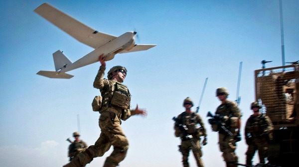 2012年6月25日，阿富汗加茲尼省，美國陸軍准尉正在發射了美洲豹（Puma）無人機對地面部隊進行偵察。