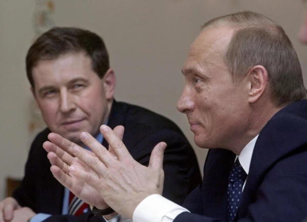 2004年4月9日，普京与其顾问安德烈·伊拉里奥诺夫（左）共同出席在莫斯科举行的“新世纪自由主义计划：全球展望”国际会议。