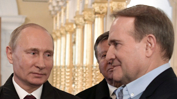 俄罗斯总统弗拉基米尔．普京（Vladimir Putin，左）和乌克兰政治家维克托．梅德韦丘克（Viktor Medvedchuk，右）参观了距离莫斯科约 70 公里的伊斯特拉镇外的新耶路撒冷东正教修道院。