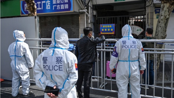 2022 年3月15日上海發現新冠例後，警察展開監控維穩行動。（圖片來源：HECTOR RETAMAL/AFP via Getty Images）