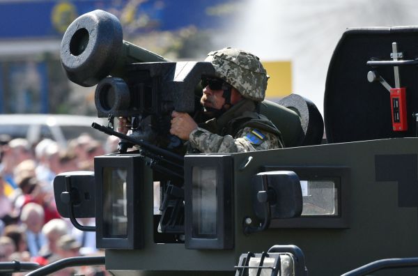 圖為2018 年 8 月 24 日，在烏克蘭首都基輔舉行的獨立日閱兵式上，一名烏克蘭軍人肩扛一枚標槍（Javelin）反坦克導彈站在一輛行進中的裝甲運兵車（APC）上。那時是烏克蘭脫離蘇聯獨立 27 週年。（圖片來源：GENYA SAVILOV/AFP via Getty Images）