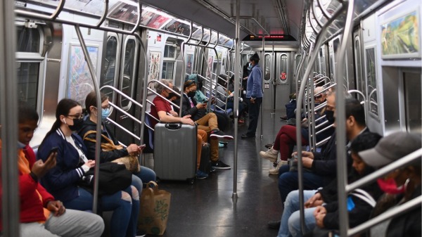 2022年4月13日，紐約地鐵內的乘客。（圖片來源：ANGELA WEISS/AFP via Getty Images）