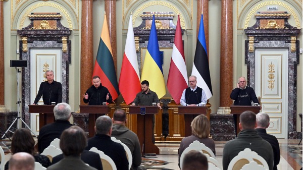 （从左到右）立陶宛总统吉塔纳斯・瑙塞达、波兰总统安杰伊・杜达、乌克兰总统沃洛德米尔・泽连斯基、拉脱维亚总统埃吉尔斯・莱维茨和爱沙尼亚总统阿拉尔・卡里斯于 2022 年 4 月 13 日在基辅举行会谈后举行新闻发布会。