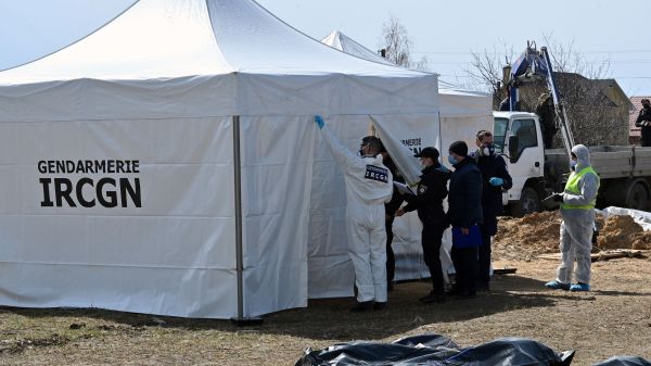 乌克兰首都基辅西北部郊区小镇布查（Bucha），来自法国国家犯罪研究所（IRCGN）的法国调查人员和法医在临时搭建的帐篷里检查从布查和周边地区尸体坑里发现的数十具平民尸体。