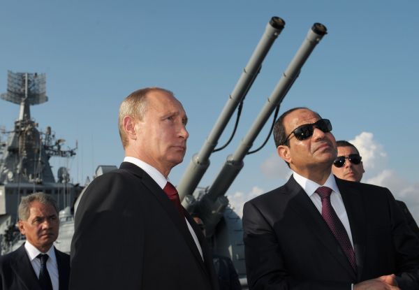 2014年8月12日，普京和埃及總統塞西（右）在索契海港視察黑海艦隊導彈巡洋艦莫斯科號。