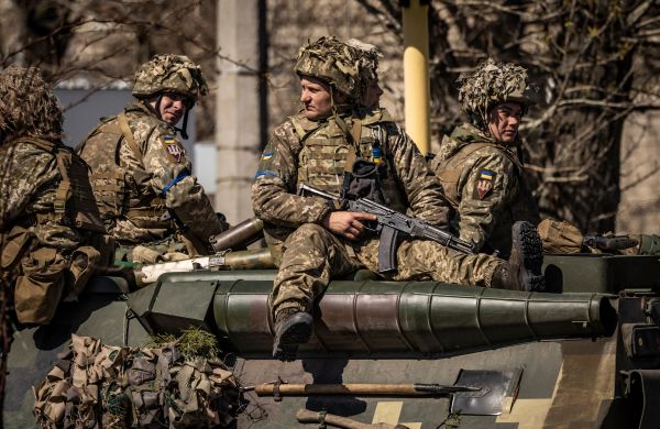 2022年4月7日，頓巴斯地區北頓涅茨克市的烏克蘭士兵坐在一輛裝甲軍車上。