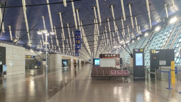 封城后上海机场如鬼城，回港的班机只有零星几人。（图片来源：网络截图）