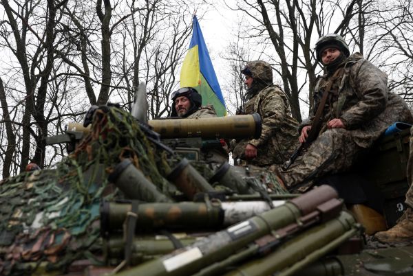 2022 年 4 月 18 日，烏克蘭東部哈爾科夫（Kharkiv）地區的伊久姆（Izyum），幾名烏克蘭士兵站在一輛裝甲運兵車（APC）上，他們距離俄羅斯軍隊的前線不遠。外界預計，俄烏戰爭中具有決定意義的烏東大戰即將發生。（圖片來源：ANATOLII STEPANOV/AFP via Getty Images）