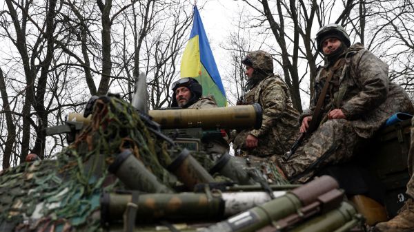 2022 年 4 月 18 日，烏克蘭東部哈爾科夫（Kharkiv）地區的伊久姆（Izyum），幾名烏克蘭士兵站在一輛裝甲運兵車（APC）上，他們距離俄羅斯軍隊的前線不遠。