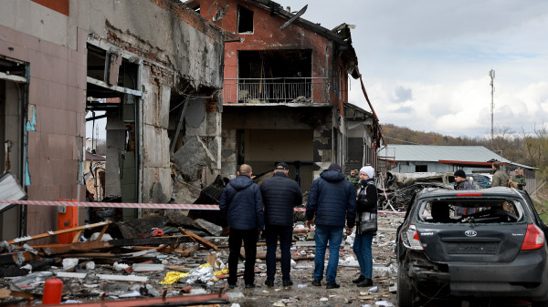 人們無聲的看著烏克蘭利沃夫（Lviv）的多座民用建築被俄羅斯導彈擊中後造成的破壞。在俄羅斯軍隊對該市不同地區的導彈襲擊中，至少有7人喪生。