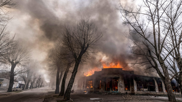 4月6日，頓巴斯（Donbass）地區北頓涅茨克（Severodonetsk）遭俄羅斯炮擊後，一所居民的建築正在燃燒。