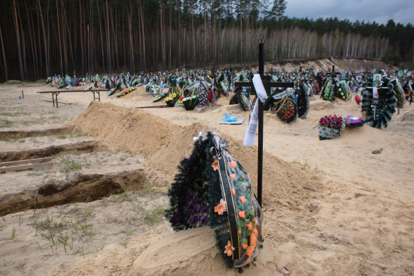 2022年4月18日，乌克兰首都基辅郊区的小镇布查（Bucha）的墓园中多了很多新坟，在“布查惨案”中被俄罗斯军队杀害的小镇居民被重新安葬在这里。（图片来源：Anastasia Vlasova/Getty Images）