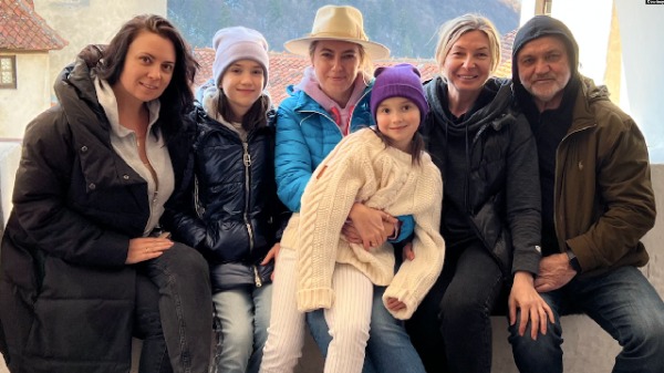 乌克兰女子戴安娜·雷克希尼亚(Diana Rekshnia，中) ，与三月逃离乌克兰的父母、嫂子及其两个女儿，在罗马尼亚布加勒斯特郊外的临时住处。