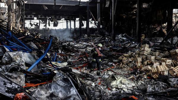 在乌克兰首都基辅以北的布罗瓦里镇（Brovary），一名乌克兰救援人员在清理一个仓库。该仓库内装有超过5万吨的速冻食品，被俄罗斯的猛烈炮击炸成了废墟。