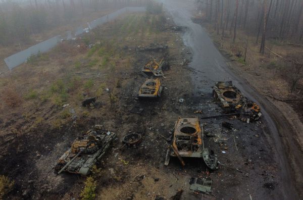 圖為2022 年 4 月 1 日的航拍照片，在烏克蘭首都基輔的郊外，多輛被燒毀的俄羅斯裝甲車。（圖片來源：RONALDO SCHEMIDT/AFP via Getty Images）