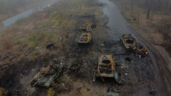 圖為2022 年 4 月 1 日的航拍照片，在烏克蘭首都基輔的郊外，多輛被燒毀的俄羅斯裝甲車