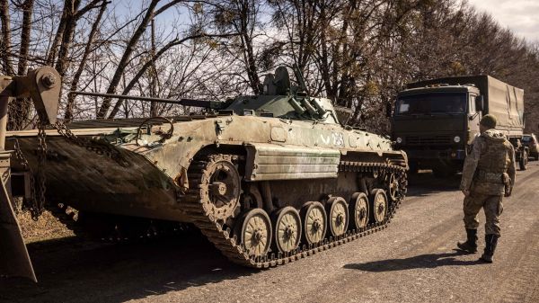 烏克蘭東北部靠近俄羅斯邊境的一個城市特羅斯蒂亞內茨（Trostianets），一名烏克蘭軍人在一列被遺棄的俄羅斯坦克和軍用車輛旁邊走過。