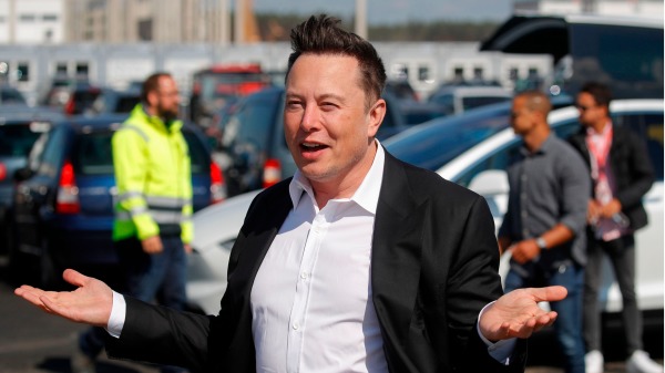 2020年9月3日，特斯拉首席执行官马斯克 (Elon Musk) 抵达柏林附近的格伦海德，参观美国电动汽车巨头特斯拉的建筑工地。（图片来源：ODD ANDERSEN/AFP via Getty Images)