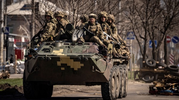 2022年4月7日烏克蘭士兵坐在北頓涅茨克市的一輛裝甲軍車上。