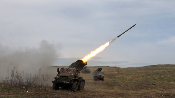 乌克兰多管火箭发射器BM-21炮台系统在顿巴斯地区卢甘斯克（Lugansk）附近向俄罗斯军队的阵地发动炮击。