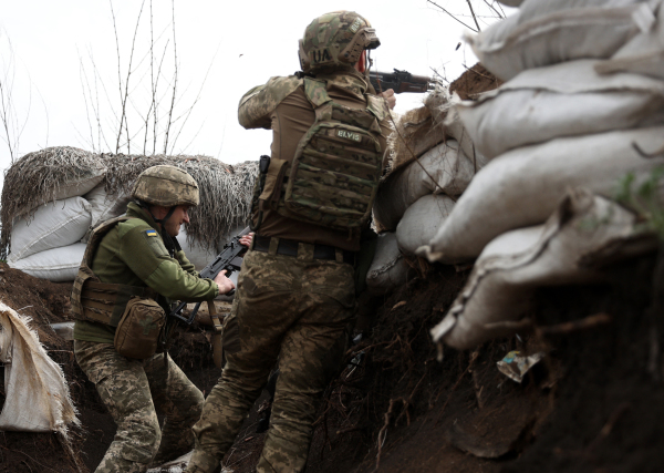 2022年4月11日，烏克蘭士兵在盧甘斯克地區的前線戰壕中用突擊步槍射擊俄軍。