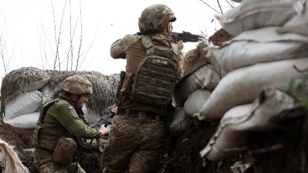 2022年4月11日，乌克兰士兵在卢甘斯克地区的前线战壕中射击。
