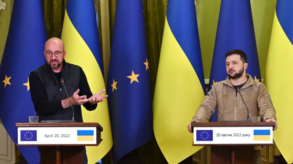 2022年4月20日，欧洲理事会主席查尔斯・米歇尔（左）与乌克兰总统沃洛德米尔・泽伦斯基在基辅会谈后举行新闻发布会。