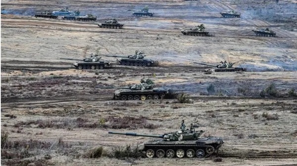 烏克蘭頓巴斯會戰非常可能變成坦克大決戰。圖為俄軍於今年初在白俄羅斯之演習情形。