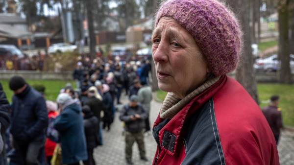 在位于乌克兰首都基辅郊区的布查（Bucha）镇，当地居民排队等候人道主义援助物资。