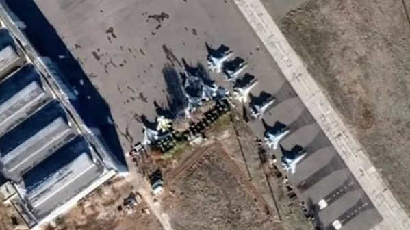 与乌克兰接壤的俄罗斯库斯克州（Kursk）的一处空军基地，似乎停放有多架苏恺-57战机。