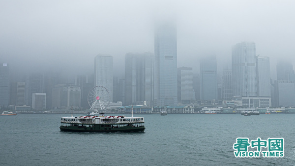 天星小轮船身髹上绿白配色，是香港人的集体回忆。（图片来源：庞大卫/看中国）