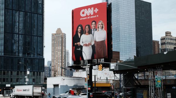 在美国纽约市的曼哈顿街头，美国有线电视新闻（CNN）推出的串流媒体服务“CNN+”的巨大广告牌。同一天，在推出“CNN+”仅3周后，CNN宣布月底关闭它。