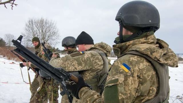 在雅沃里夫战斗训练中心进行训练的乌克兰士兵。 -|图片来源: 公用领域 （图片来源：NARA&DVIDS Public Domain Archive/公有领域）