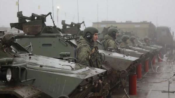 俄罗斯军队正在列队整编，为进攻乌克兰东部的顿巴斯地区进行准备。