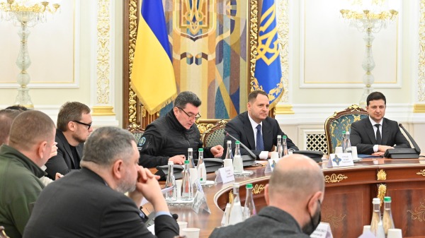 2月23日入侵的前一天，烏克蘭國安會召開緊急會議，決定全國實施緊急狀態。