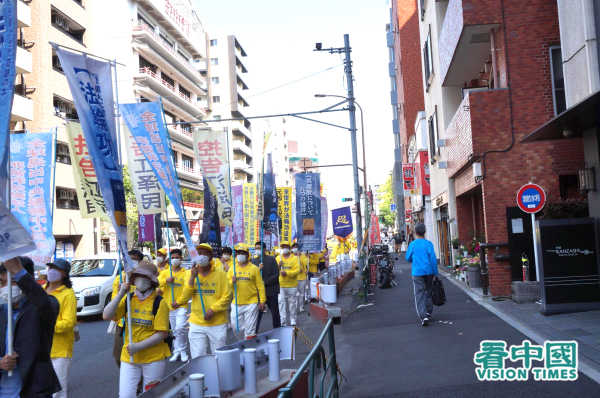  2022年4月23日下午，日本法轮功学员在东京的繁华区浅草举行游行，纪念1999年4月25日的和平请愿。（图片来源：黎宜明摄影/看中国）