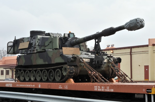 圖為2012 年 3 月 6 日，位於韓國首爾東南 220 公里漆谷郡（Chilgok）的卡羅爾營地（Camp Carroll）裡的一輛美國陸軍 M109A6 聖騎士（Paladin）155 毫米榴彈砲被固定在平板火車上等待運輸，準備參加美國與韓國的年度軍事演習。（圖片來源：JUNG YEON-JE/AFP via Getty Images）