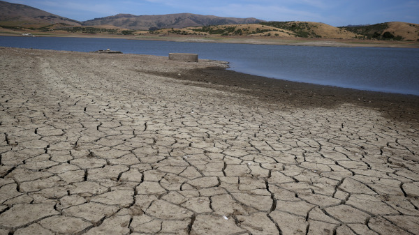 位於加利福尼亞州尼卡西奧的尼卡西奧水庫的水位很低，可以看到干裂的土壤。