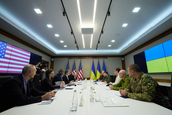 2022年4月24日晚間，美國國務卿安東尼·布林肯（Antony Blinken）和美國國防部長勞埃德·奧斯汀（Lloyd Austin）到訪烏克蘭首都基輔並會見了烏克蘭總統澤連斯基（Volodymyr Zelenskyy），雙方代表團舉行了會晤。（圖片來源：烏克蘭總統官方網站）