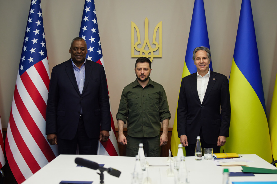 2022年4月24日，美國國務卿安東尼·布林肯（Antony Blinken，右）和國防部長勞埃德·奧斯汀（Lloyd Austin，左）秘密訪問烏克蘭首都基輔並與烏克蘭總統澤連斯基（Volodomyr Zelenskyy，中）會面。（圖片來源：烏克蘭總統官方網站）