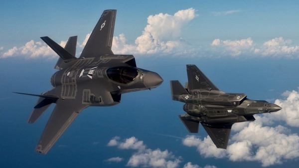 美国洛克希德．马丁公司（Lockheed Martin）生产的“F-35闪电II”战斗机在执行任务途中