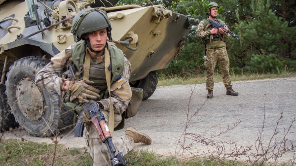 2017年9月12日乌克兰军人与其它13个国家一起，参加2017年快速三叉戟演习，地点是乌克兰西部国际维和与安全中心的雅沃里夫战斗训练中心。